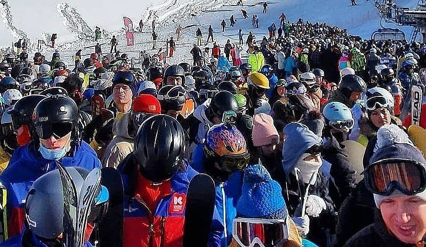 Туристы в горах Сочи выстроились в огромные очереди к подъемникам-Новости туризма в России и мире